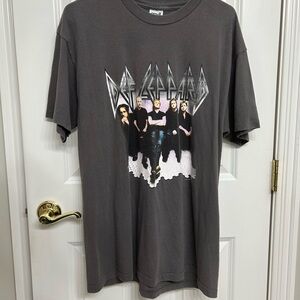 Official Def Leppard 1999 concert shirt.
